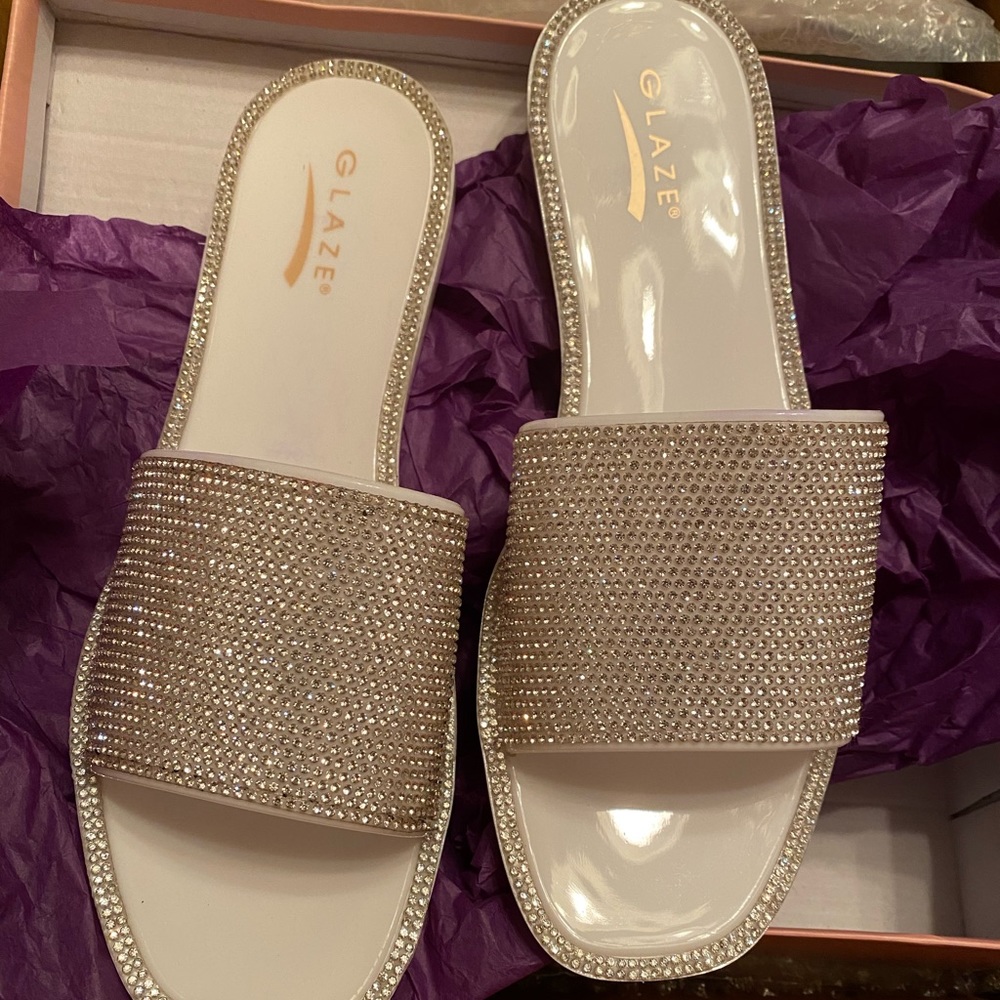 Glaze for Windsor rhinestone jelly flats, size 9. Silver white, never worn